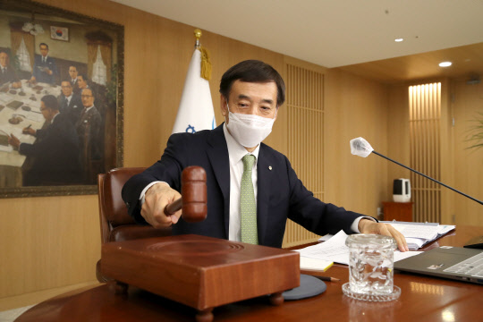 이주열 한국은행 총재가 27일 오전 서울 중구 한국은행에서 열린 금융통화위원회 본회의에서 회의를 주재하며 의사봉을 두드리고 있다. (한국은행 제공)